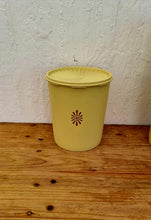 Charger l&#39;image dans la galerie, Lot de 3 boîtes Tupperware jaune vintage les kitscheries
