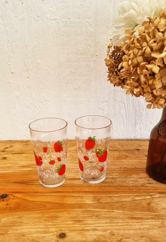 Lot de deux grands verres vintage Arcoroc décor fraises années 70 80