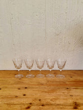 Charger l&#39;image dans la galerie, Lot de 5 verres à vin en verre ciselé vintage les kitscheries brocante en ligne
