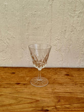 Charger l&#39;image dans la galerie, Lot de 5 verres à vin en verre ciselé vintage les kitscheries brocante en ligne
