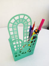 Charger l&#39;image dans la galerie, Les kitscheries - Petit porte-crayons en plastique turquoise vintage
