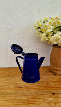 Charger l&#39;image dans la galerie, Cafetière émaillée bleu roi vintage les kitscheries
