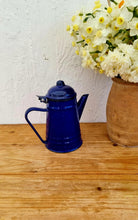 Charger l&#39;image dans la galerie, Cafetière émaillée bleu roi vintage les kitscheries
