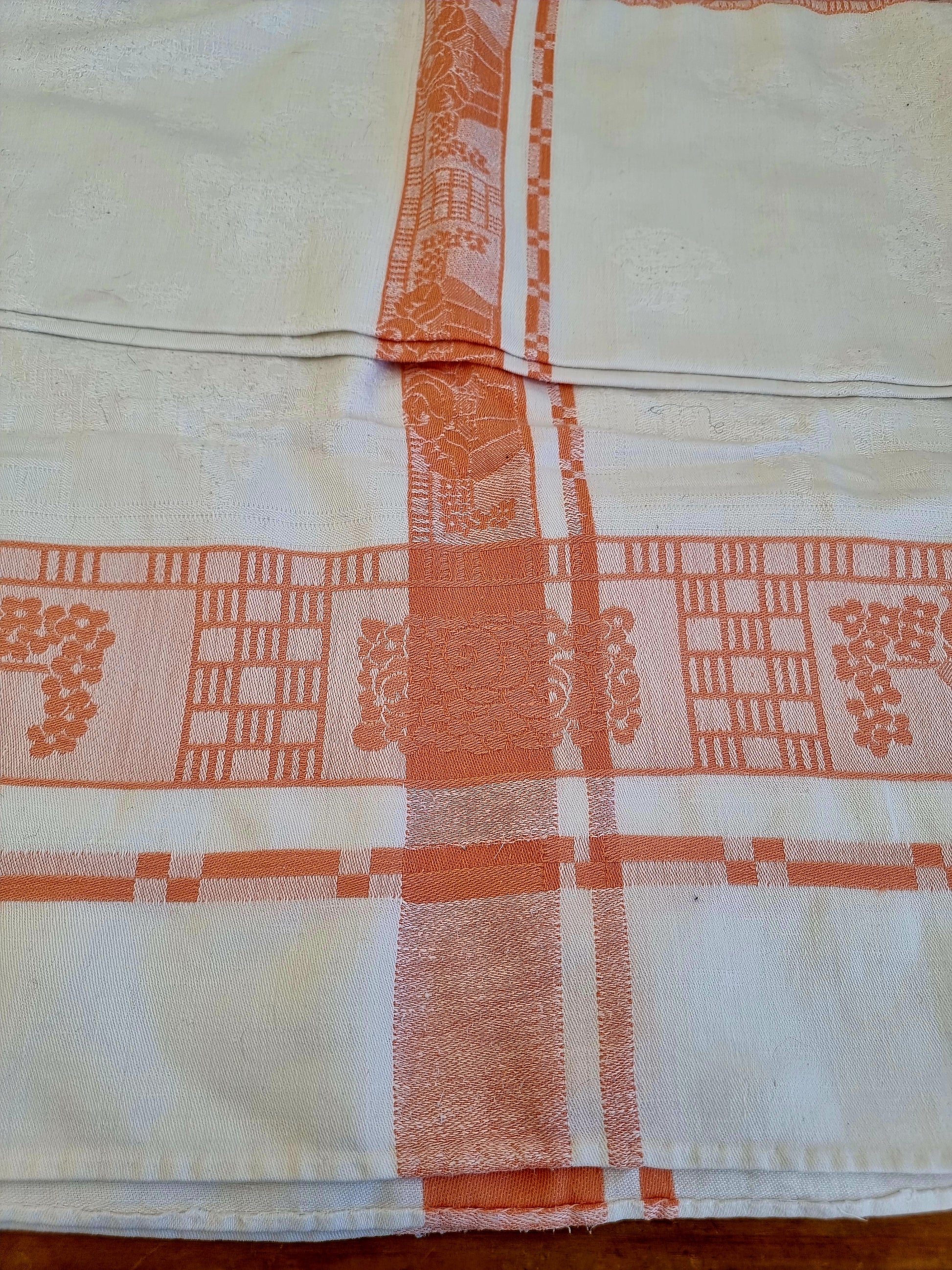 Nappe ancienne damassée orange et blanche les kitscheries