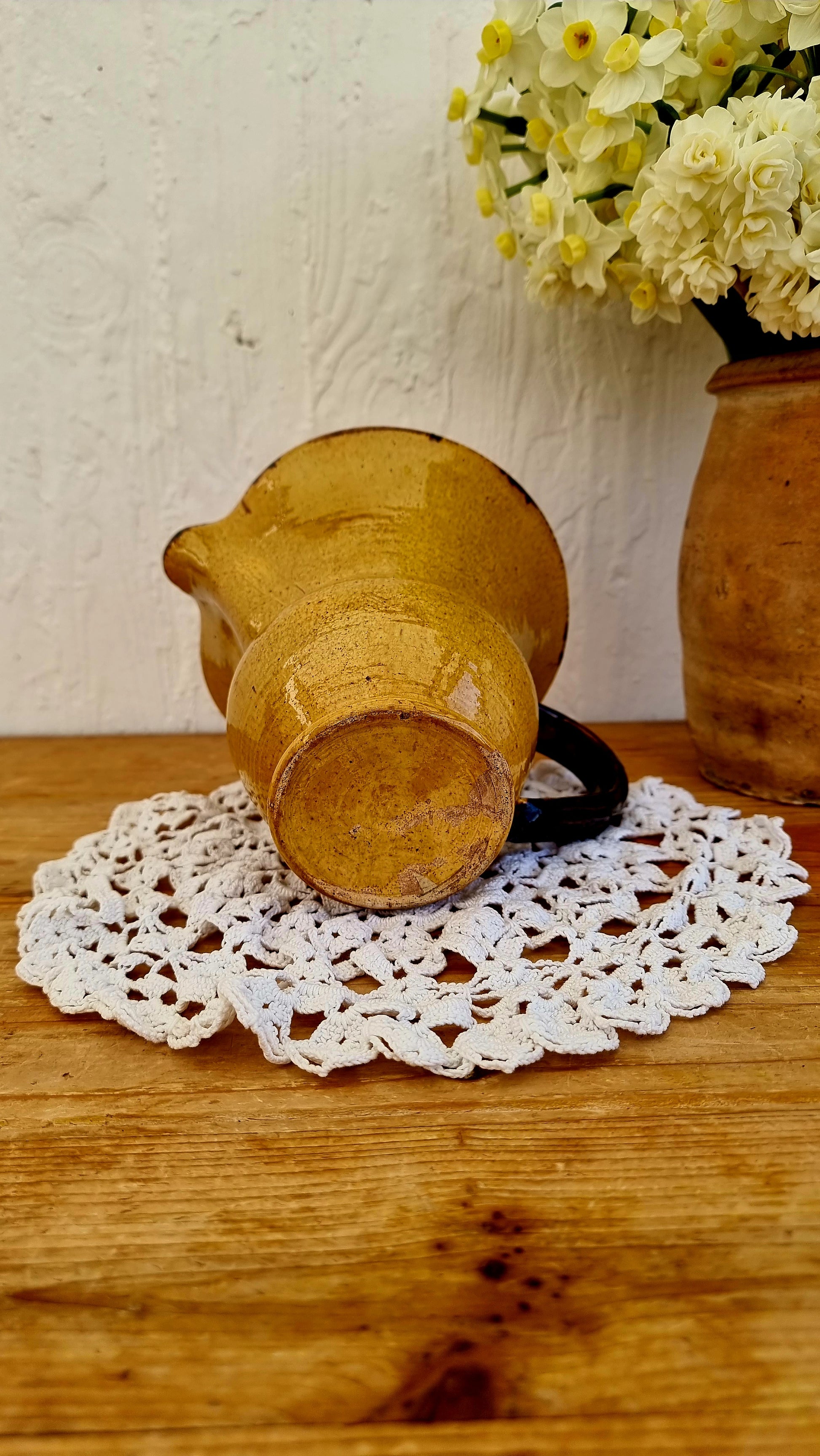 Pichet ancien en céramique jaune et marron col évasé