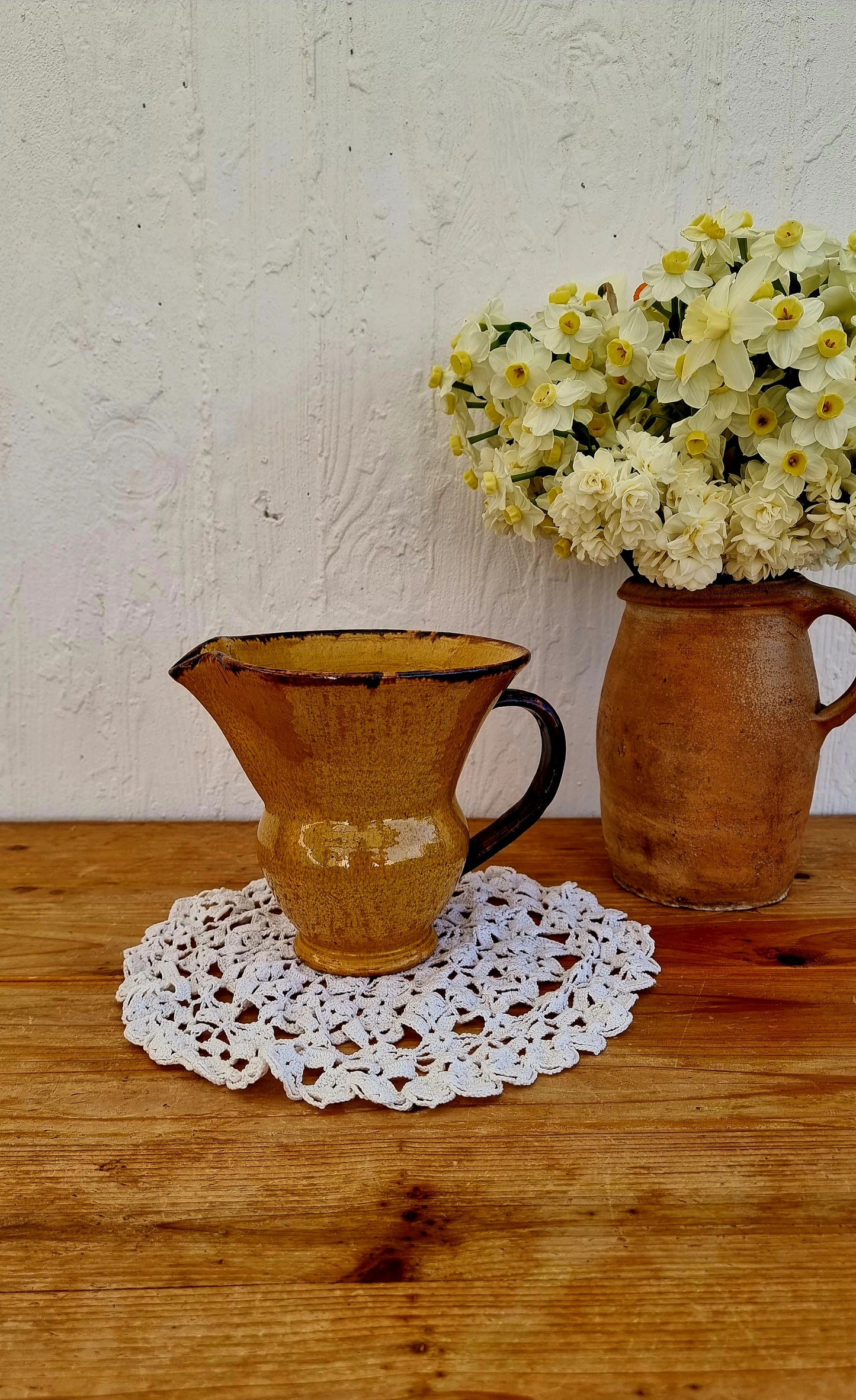 Pichet ancien en céramique jaune et marron col évasé