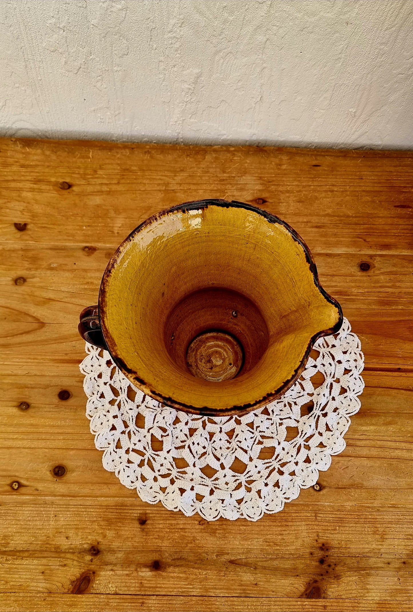 Pichet ancien en céramique jaune et marron col évasé