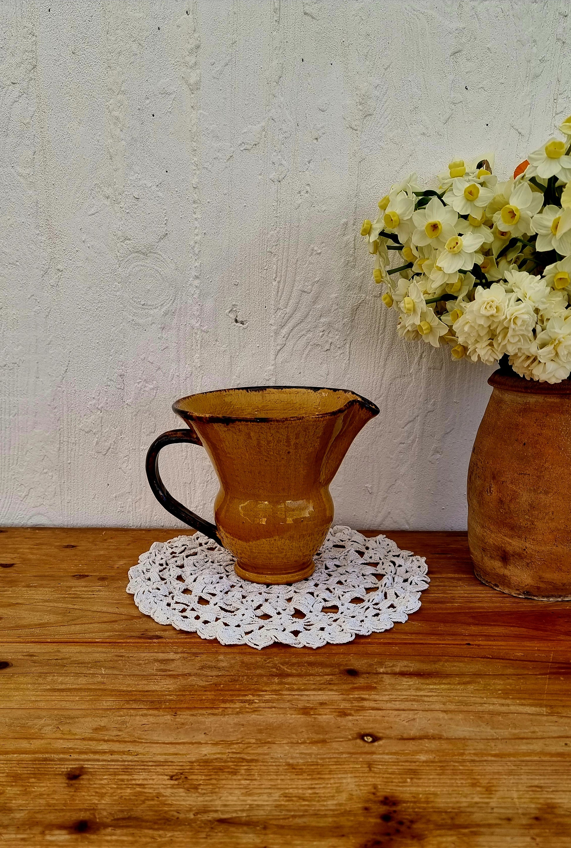 Pichet ancien en céramique jaune et marron col évasé