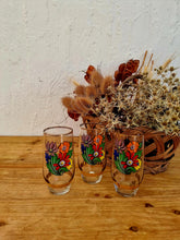 Charger l&#39;image dans la galerie, Ensemble de 3 verres et son pichet aux fleurs seventies Les Kitscheries
