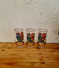 Charger l&#39;image dans la galerie, Ensemble de 3 verres et son pichet aux fleurs seventies Les Kitscheries
